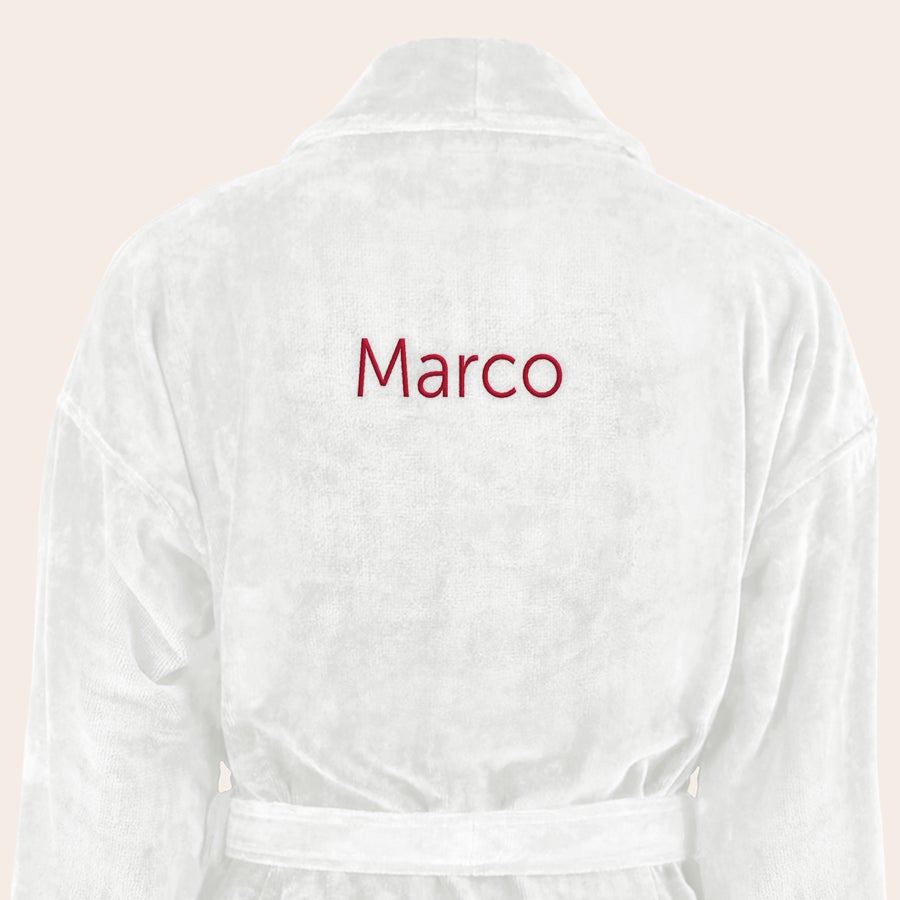 Bademantel Männer personalisiert Weißer Bademantel mit dem Namen Marco in Rot auf dem Rücken bestickt, Ihr eigener Bademantel mit Namen bestickt