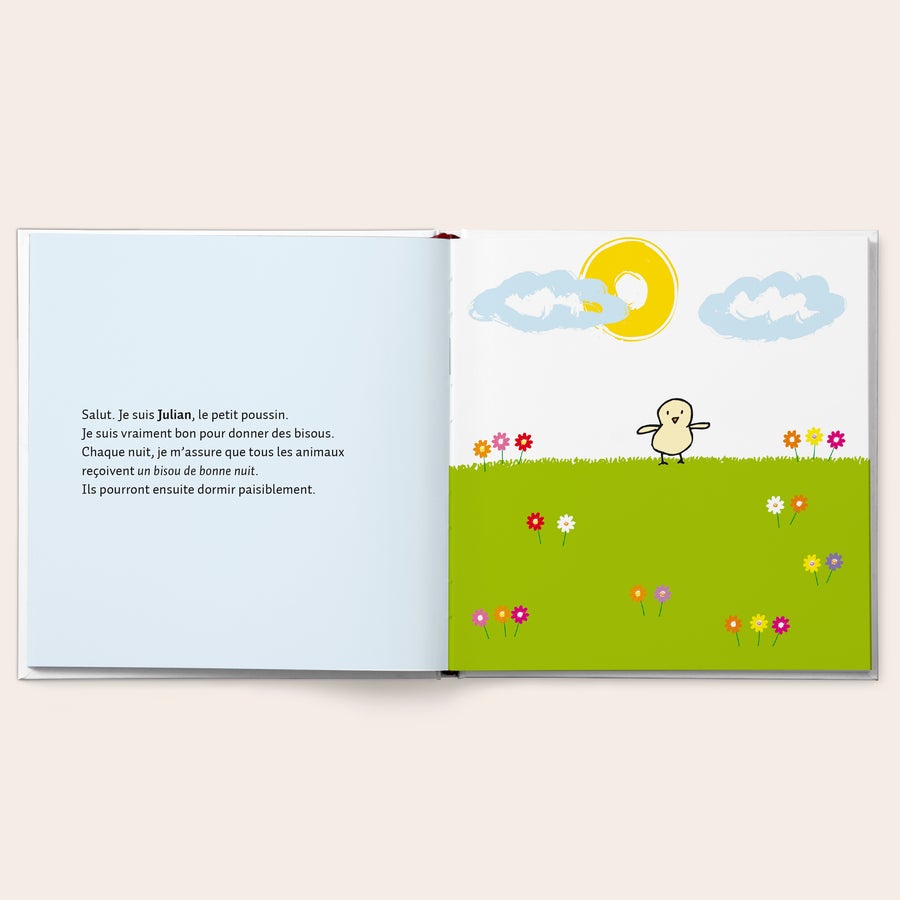 Livre pour enfant personnalisé - 100 bisous avant le coucher Livre personnalisé Bonne nuit une histoire douce, la page gauche avec le texte "Salut. Je suis Julian, le petit poussin." et la page droite illustrée avec un poussin dans l'herbe sous le soleil.