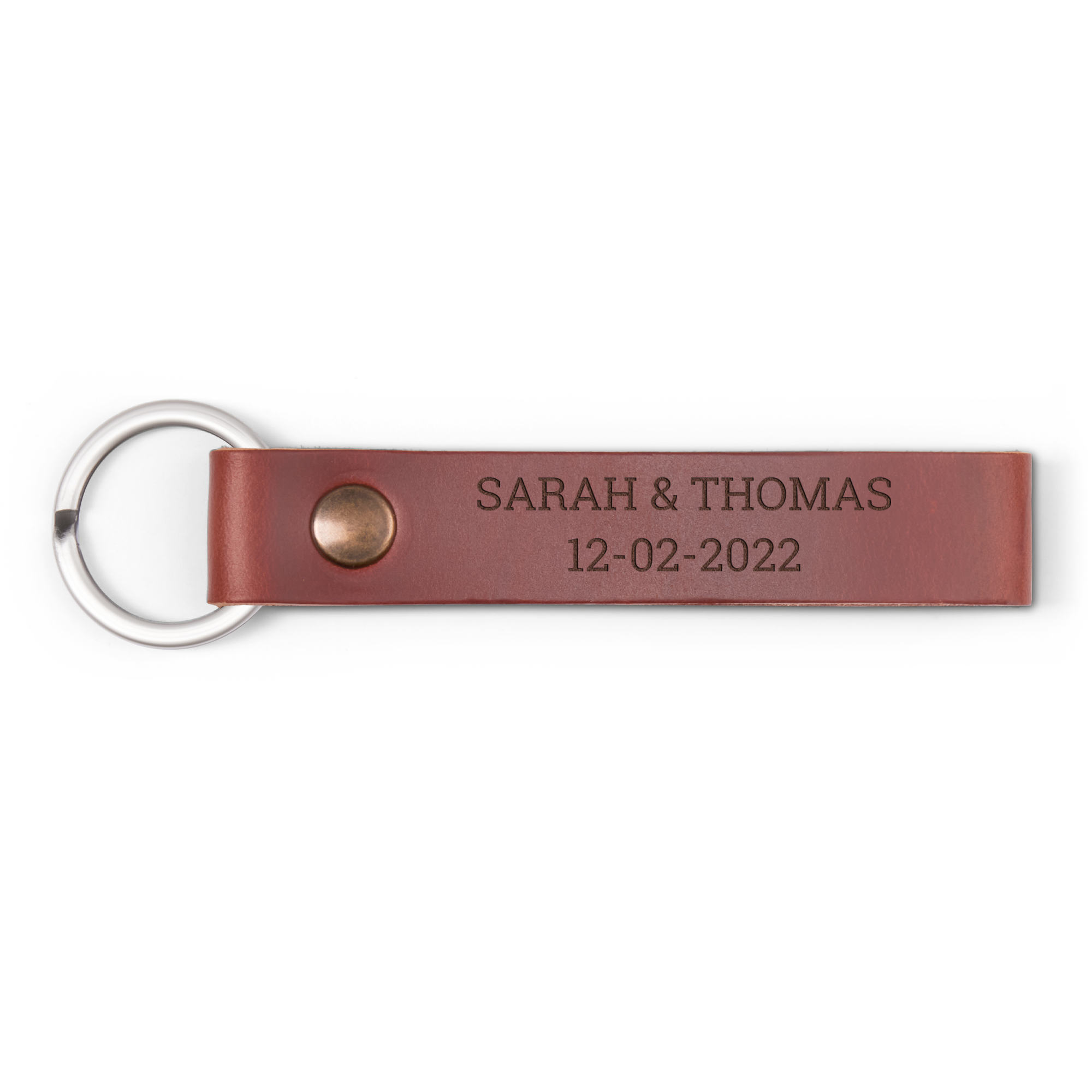 Hnedý kožený prívesok na kľúče s vyrytým menom SARAH & THOMAS a dátumom 12-02-2022.