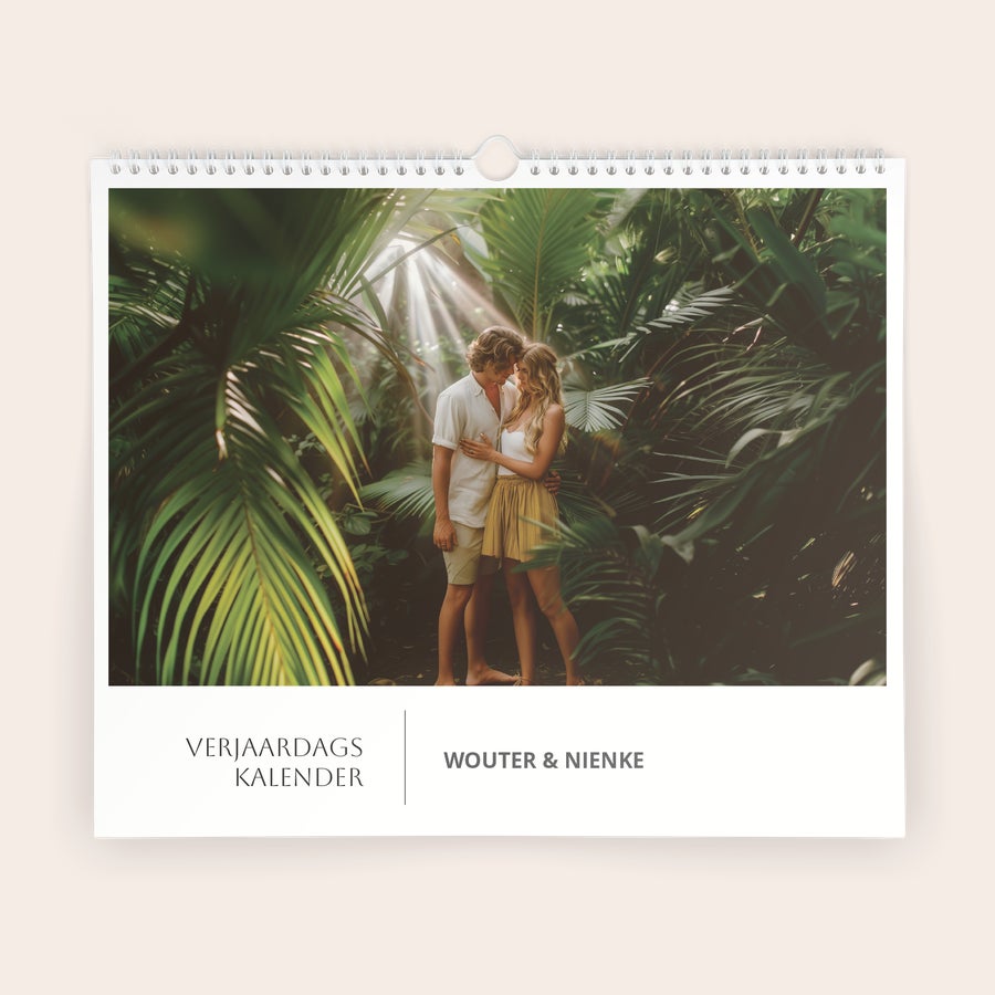 Verjaardagskalender maken Gepersonaliseerde verjaardagskalender bedrukt met foto van stel en de namen Wouter & Nienke