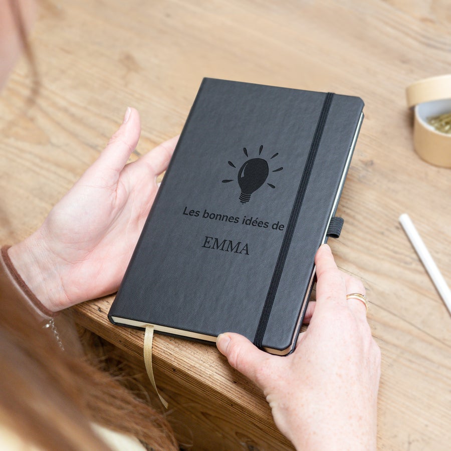 Carnet personnalisé avec gravure Carnet personnalisé noir, avec une ampoule, le texte "Les bonnes idées de" et le prénom EMMA gravés