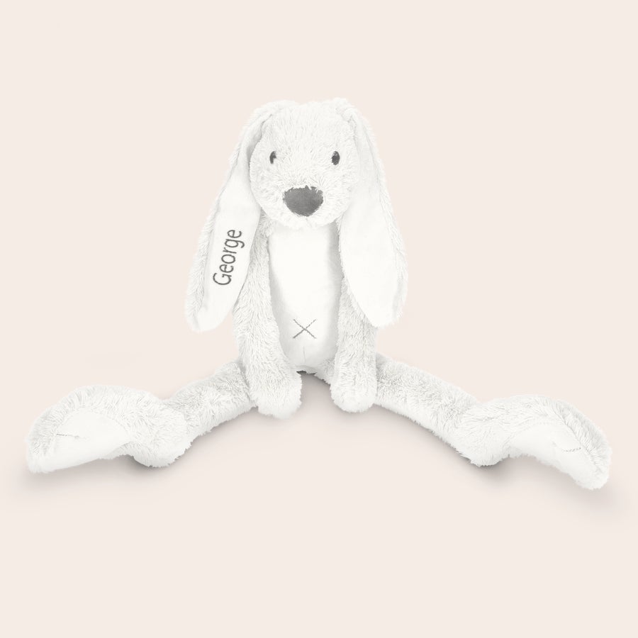 Rabbit Richie vauvan pehmolelu nimellä - Happy Horse Valkoinen Rabbit Richie -pehmolelu, korvaan brodeerattu nimi George. Yllätä pikkuisesi tällä suurella ja suloisella Rabbit Richie -lelulla, jossa on hänen oma nimensä.