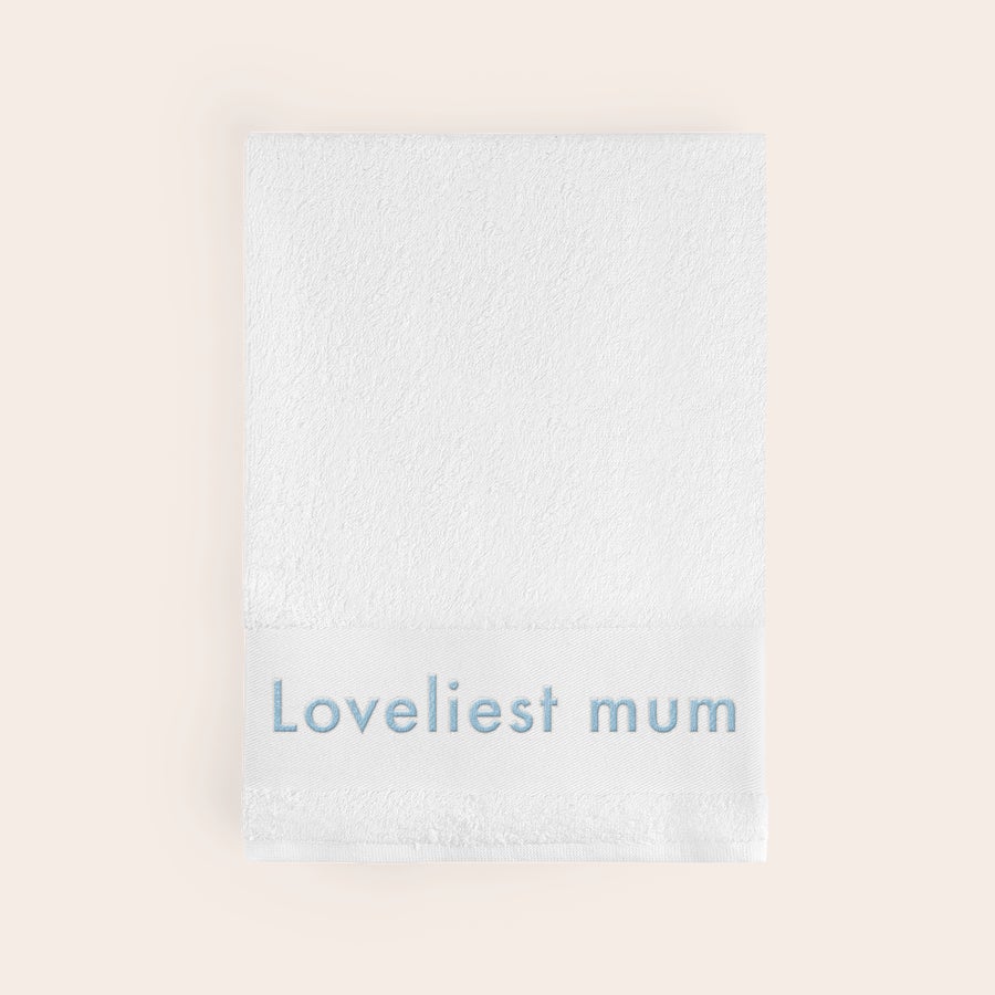 Kylpypyyhe tekstiä Valkoinen pyyhe Loveliest mum -kirjonnalla, Luo jotain erityistä personoidulla valkoisella kylpypyyhkeellä