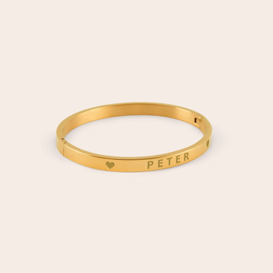 Bracciale piatto personalizzato Braccialetto bangle color oro personalizzato con nome Peter inciso e un cuore a sinistra per sorprendere i tuoi cari