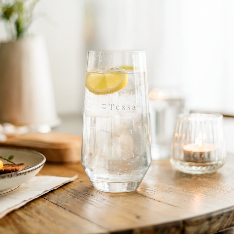 Vasos de agua personalizados Vaso de agua de cristal con la palabra Tessa grabada, un recuerdo nítido personalizado con limón y hielo.