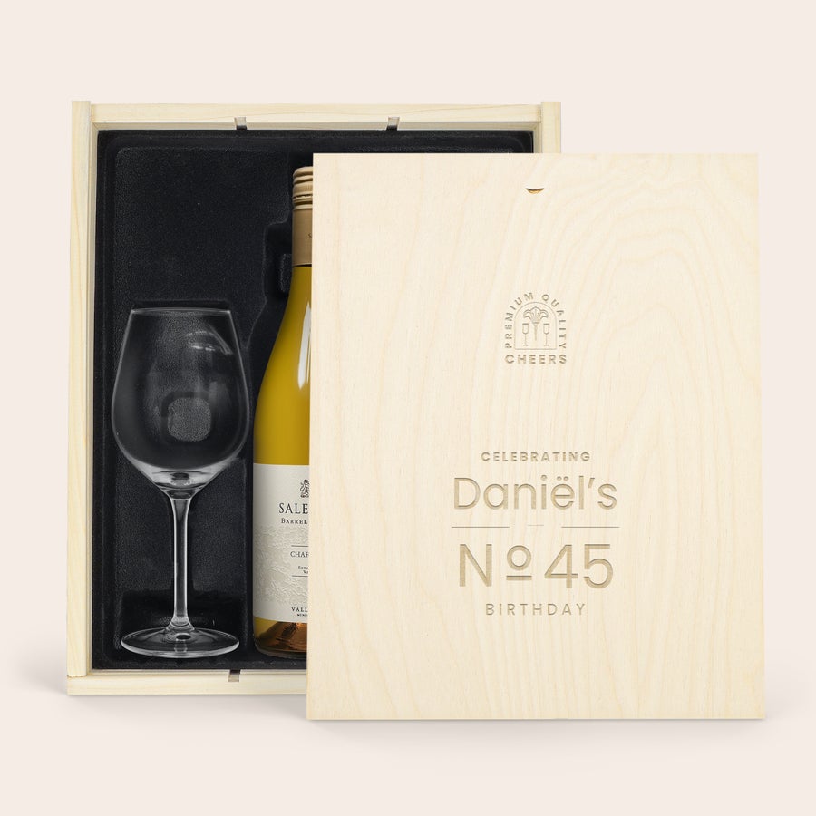 Wijn Salentein Chardonnay personaliseren Luxe wijnpakket met Chardonnay en wijnglas in houten kist met gegraveerde deksel "Daniël's 45 Birthday"
