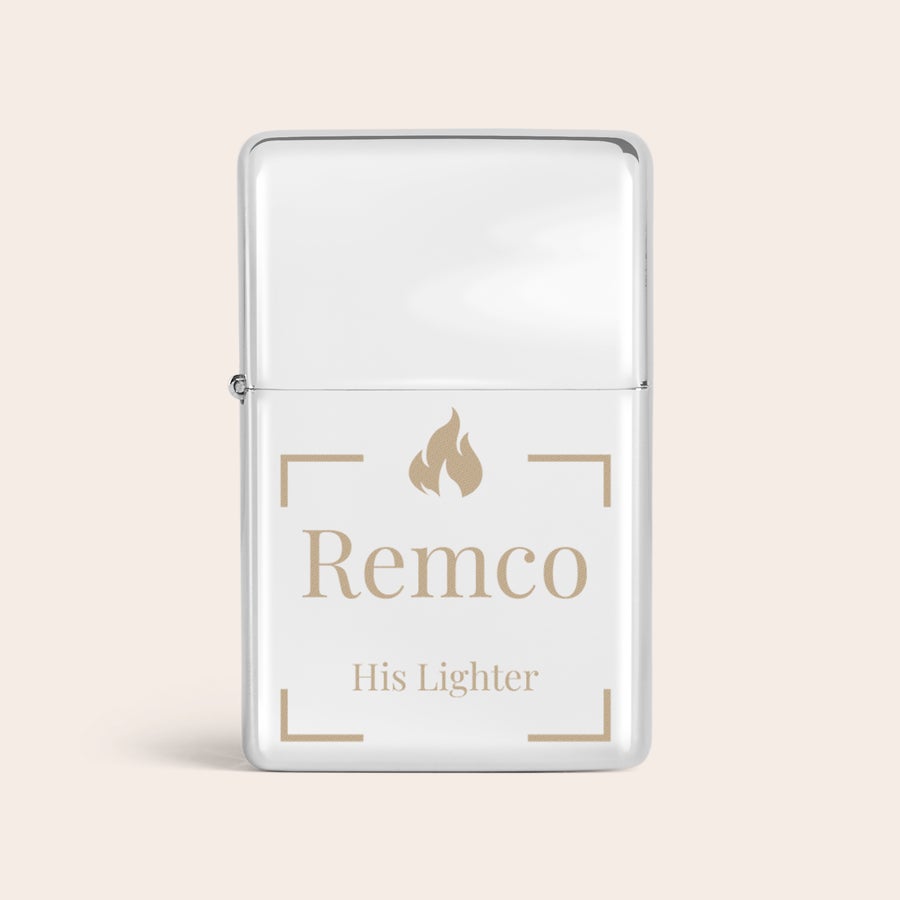 Aansteker graveren Zilveren aansteker gegraveerd met de naam 'Remco' en de tekst 'His Lighter', met een vlam icoon