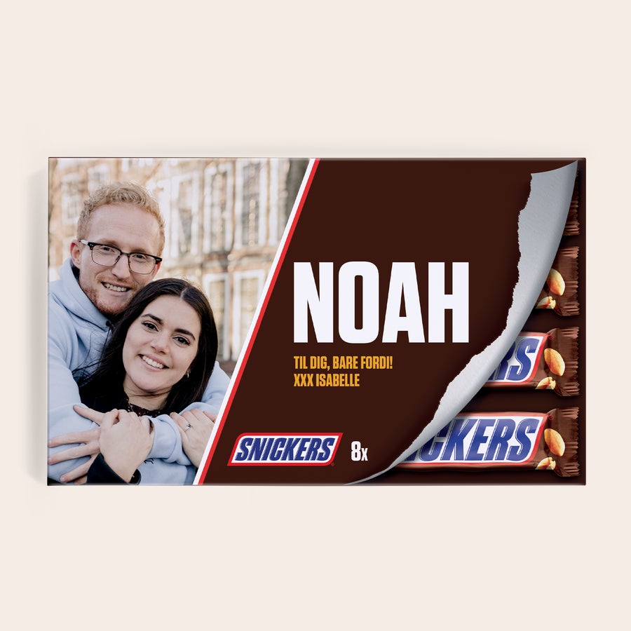 Snickers chokoladegave med navn og billede Snickers chokolader i gaveæske med navn NOAH, besked og billede af et par