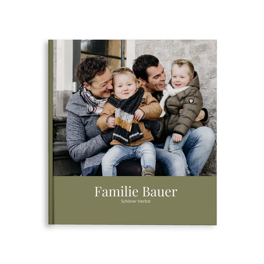 Fotobuch gestalten Personalisiertes Fotobuch mit dem aufgedruckten Foto einer Familie und dem Text Familie Bauer Schöner Herbst.