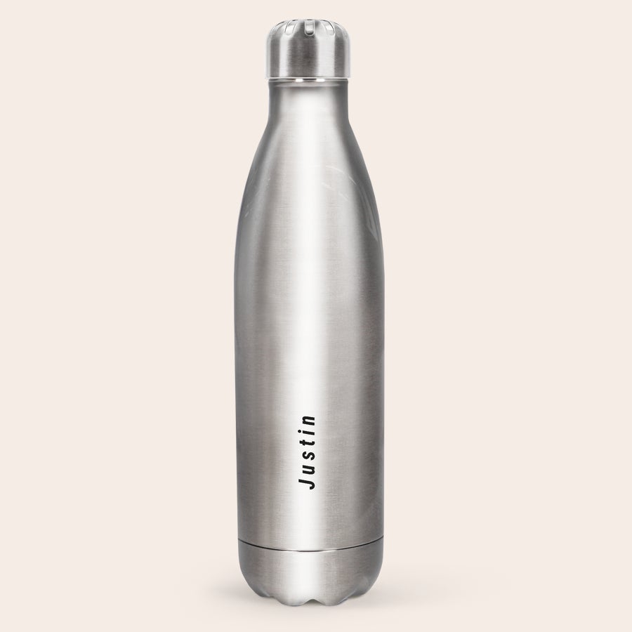 Trinkflasche Edelstahl Personalisiert Aluminium isolierte Wasserflasche mit dem Namen Justin im schwarzen Hochformat personalisiert