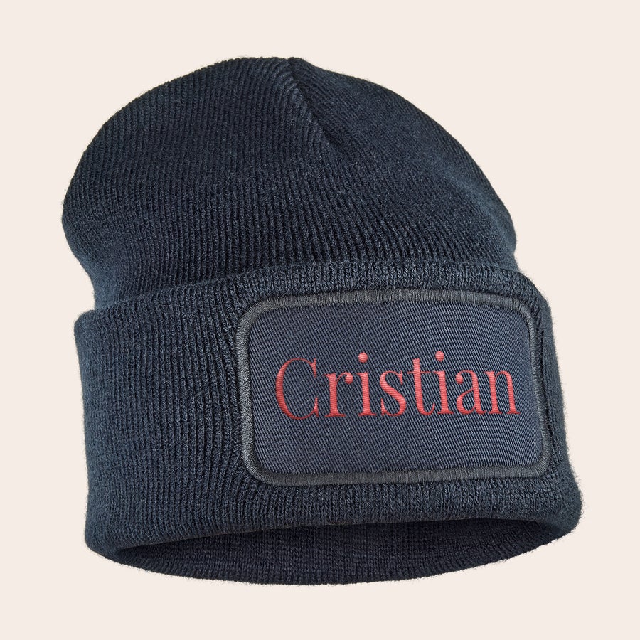 Gorro bordado Gorro azul marino con nombre Cristian bordado en rojo, personalizado con la técnica de bordado.