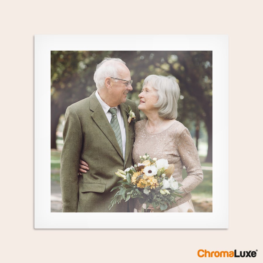 Panou foto din aluminiu Amprentă foto personalizată Chromaluxe din aluminiu cu o fotografie a unui cuplu vârstnic, zâmbitor, cu flori.