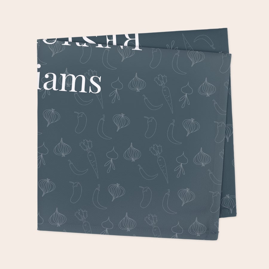 Tovaglioli Personalizzati Tovaglioli personalizzati grigi con stampa bianca di verdure e la scritta "Williams". Preparare la tavola sarà una festa con questi tovaglioli dal design unico.