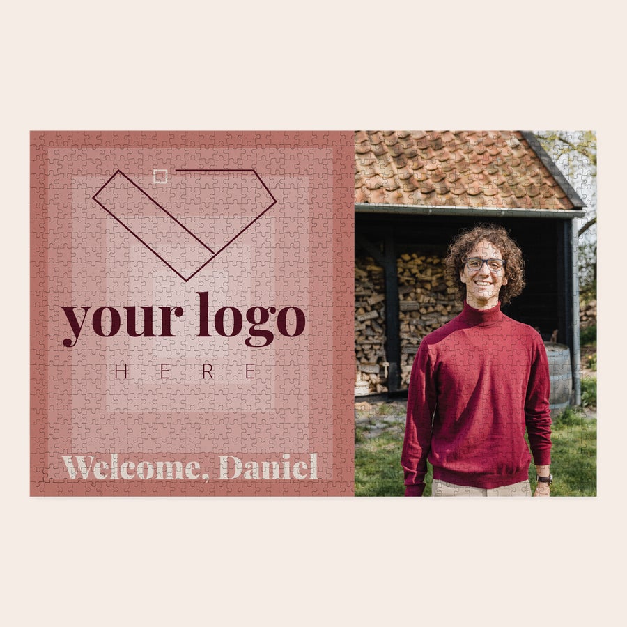 Iso palapeli omalla kuvalla Henkilökohtainen palapeli painetulla kuvalla ja tekstillä "Welcome, Daniel" mukautettavaksi omalla logolla ja tekstillä