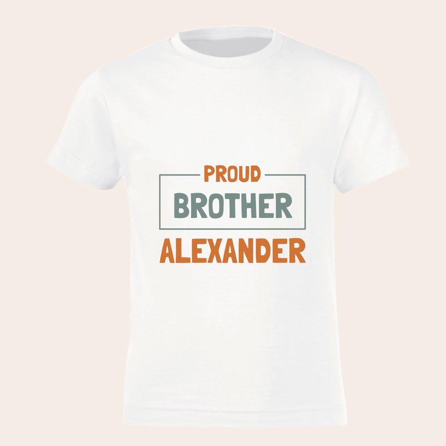 Personlig t-shirt - storebror/storesøster Hvid børne t-shirt med teksten Proud Brother Alexander trykt på forsiden, perfekt til at give din graviditetsmeddelelse et særligt strejf.
