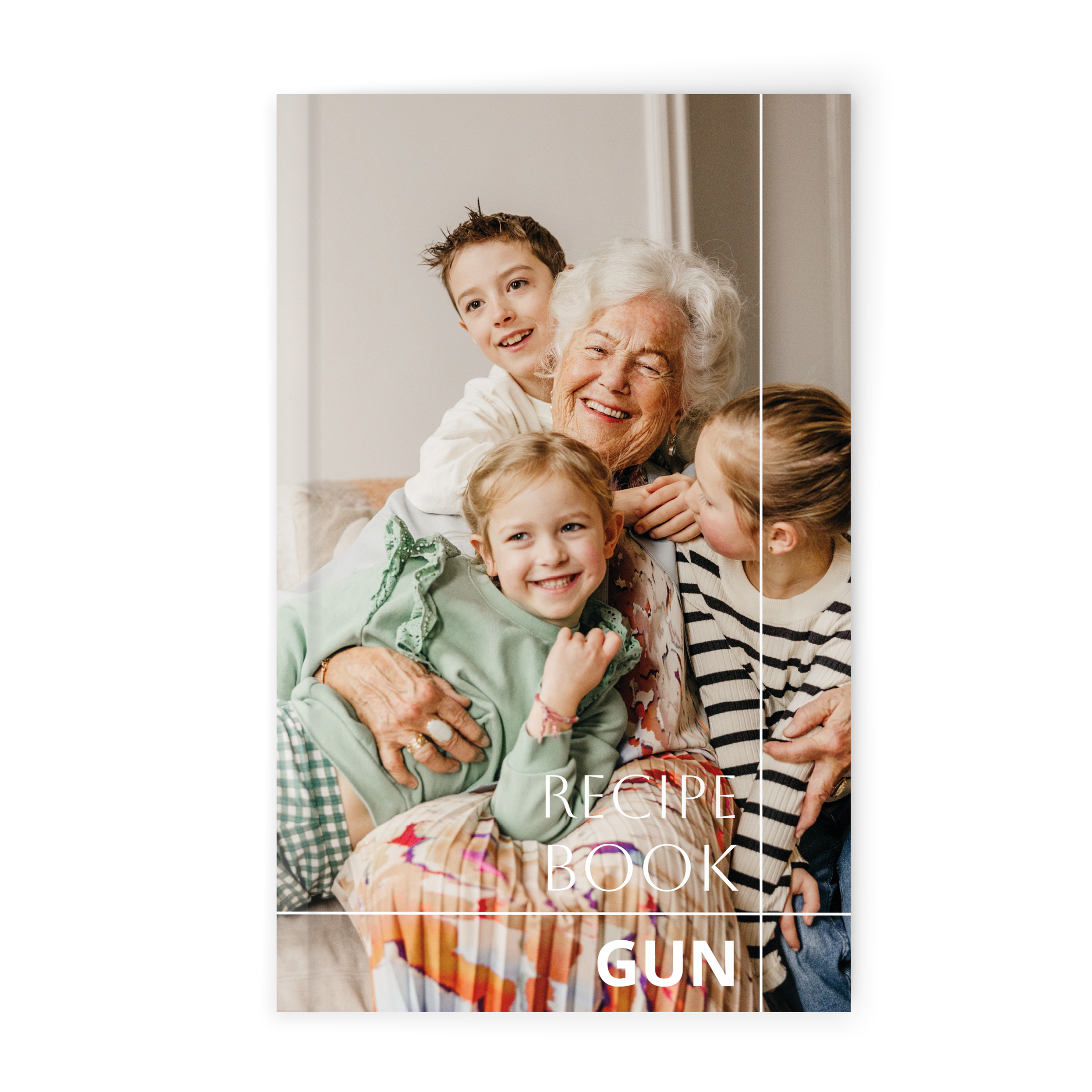 Personlig anteckningsbok med ett tryckt foto av en mormor med tre barn och texten Recipe Book och Gun