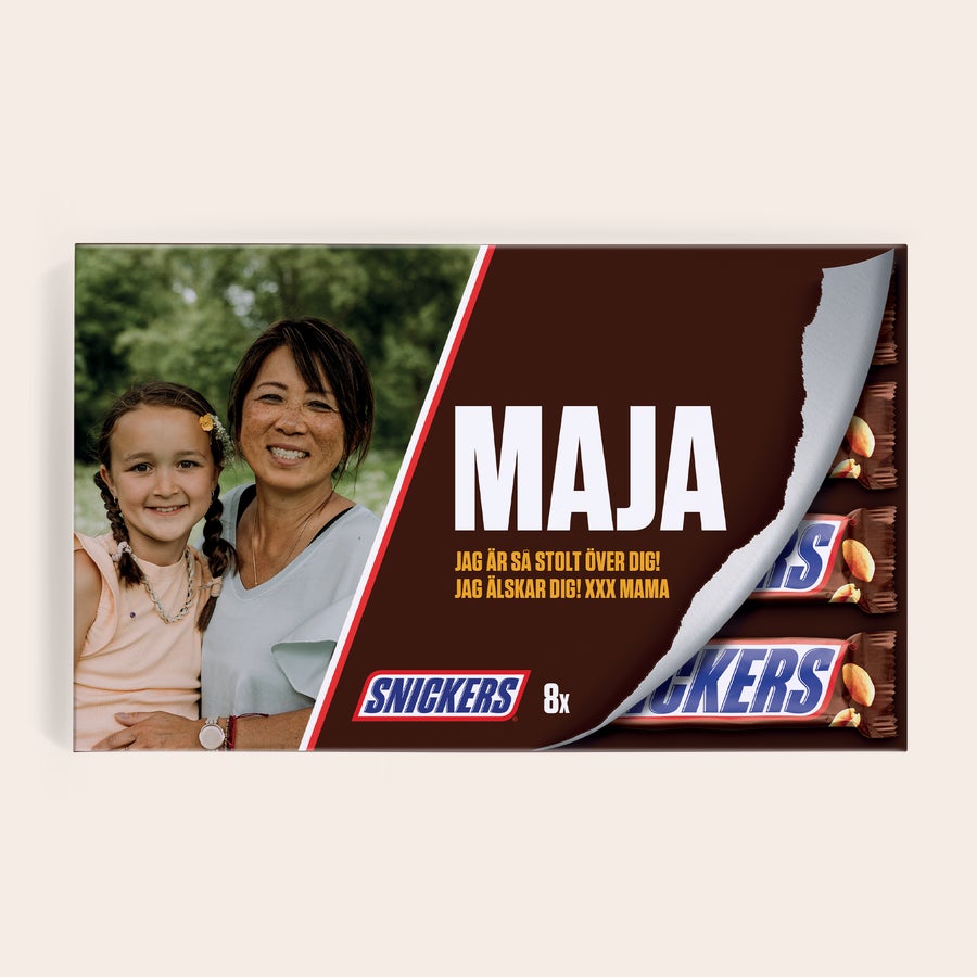 Snickers presentförpackning Personlig Snickers presentförpackning med foto på mamma och dotter, namnet Maja och ett meddelande, tryckt i fyrfärg.
