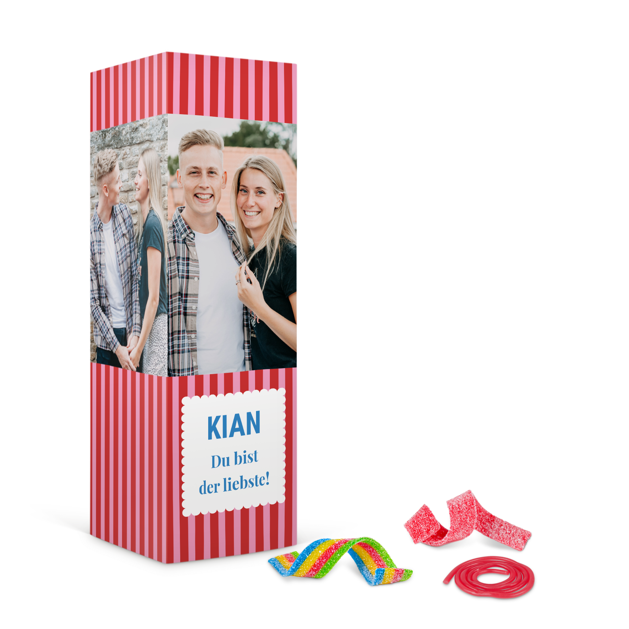 Geschenkbox mit sauren Süßigkeiten, bedruckt mit einem Foto von zwei Personen, Namen und Botschaft.
