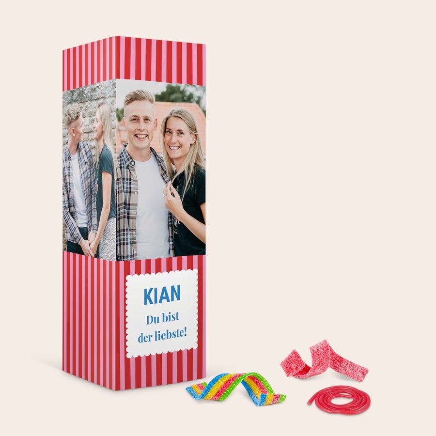 Geschenkbox mit Süßigkeiten Selber Machen Geschenkbox mit sauren Süßigkeiten, bedruckt mit einem Foto von zwei Personen, Namen und Botschaft.