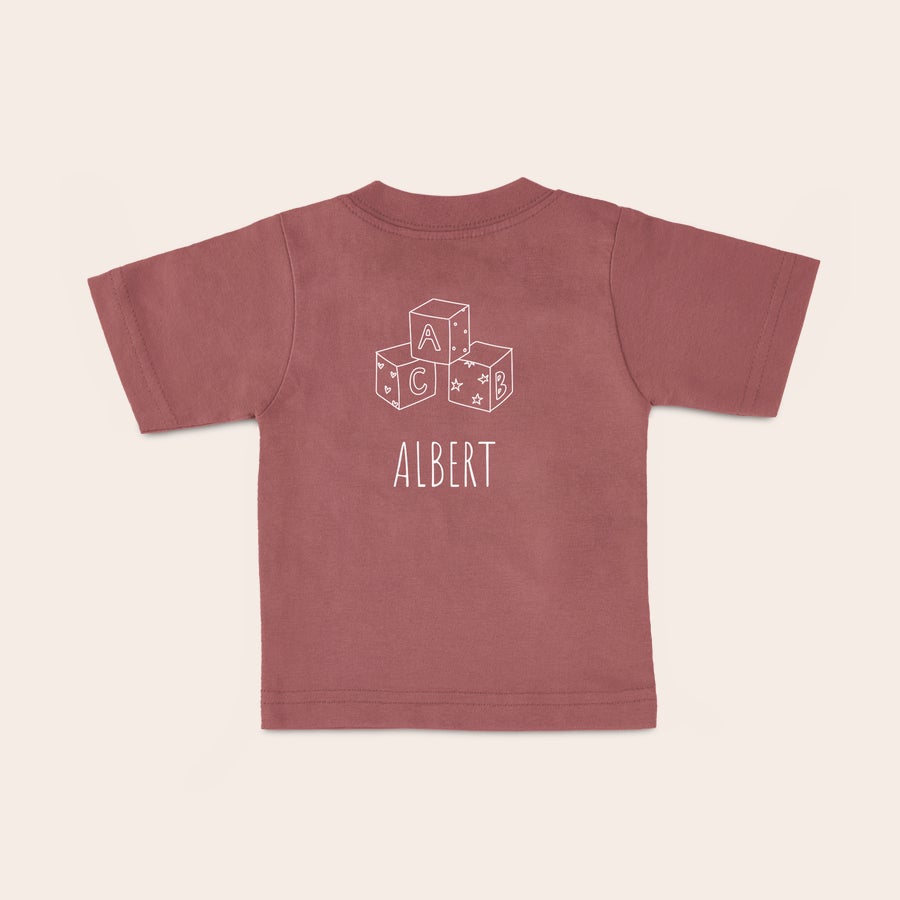 Tricou personalizat - Bebeluș Cămașă veselă pentru bebeluș, roz închis, imprimată cu trei cuburi de joc albe și numele personalizat Albert.