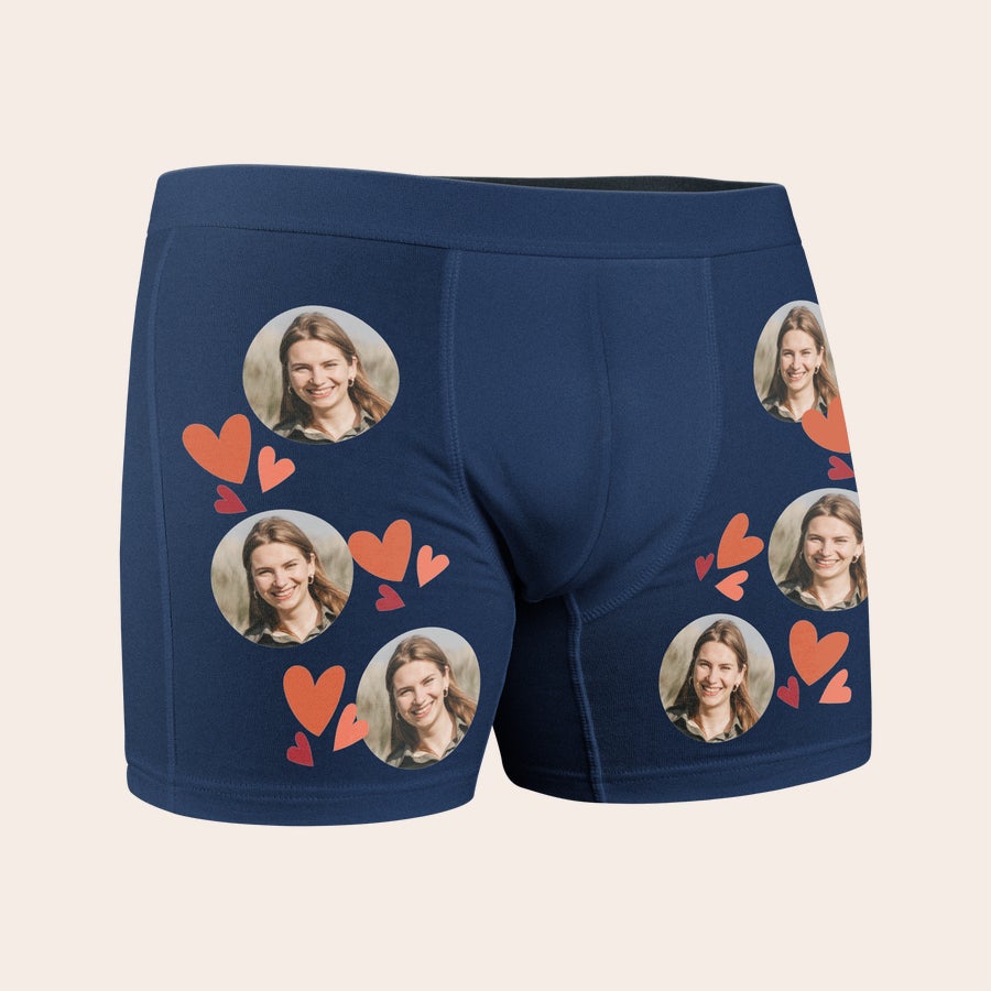 Bokserki ze zdjęciem Ciemnoniebieskie bokserki z nadrukowanymi zdjęciami uśmiechniętej kobiety oraz czerwonymi sercami, personalizowane zdjęciem