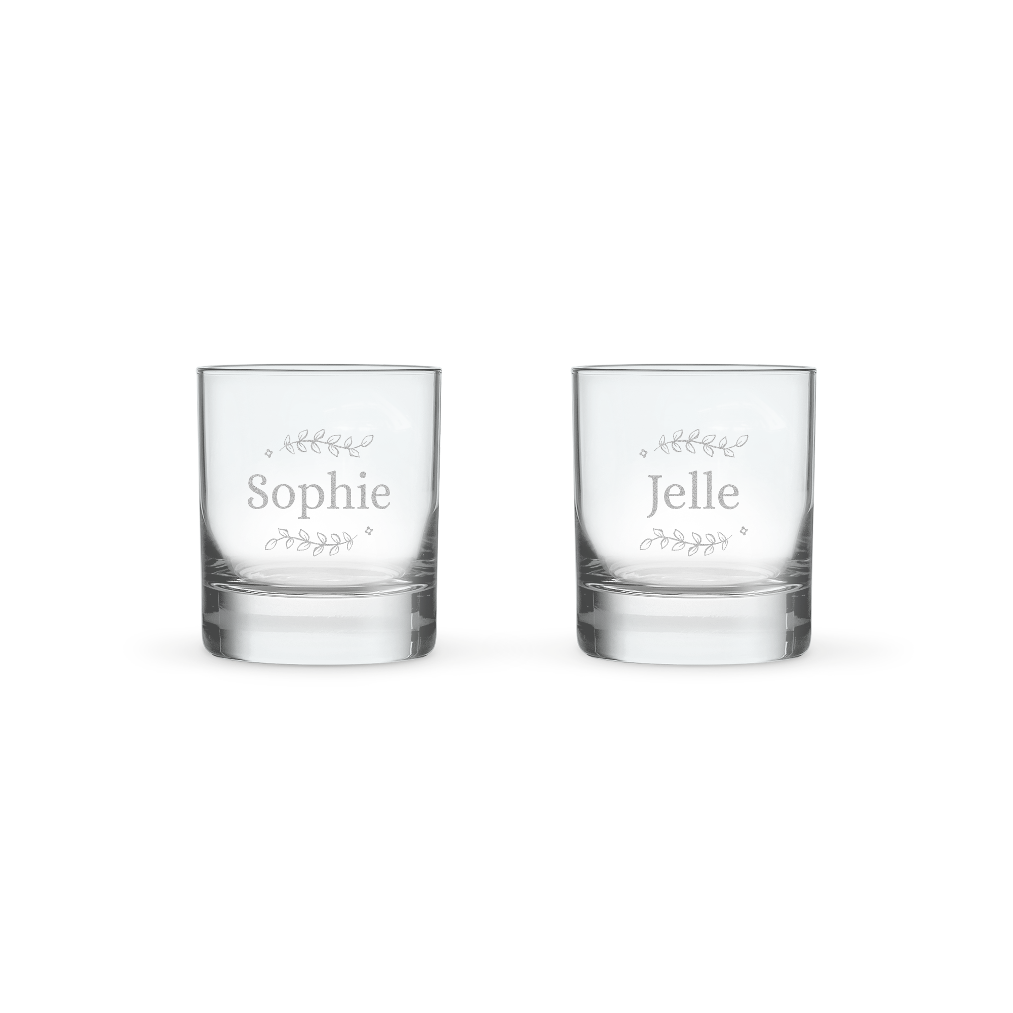 Twee whiskyglazen, gegraveerd met de namen "Sophie" en "Jelle" en een bladmotief.