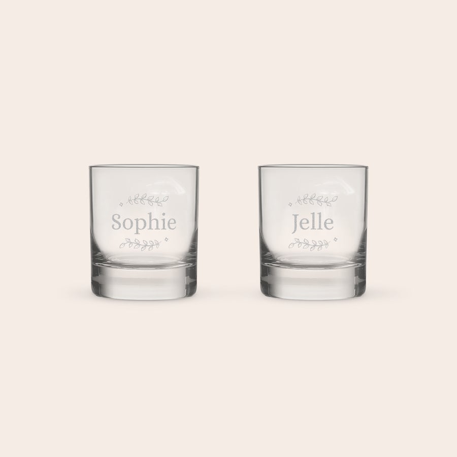 Whiskey cadeau pakket Twee whiskyglazen, gegraveerd met de namen "Sophie" en "Jelle" en een bladmotief.