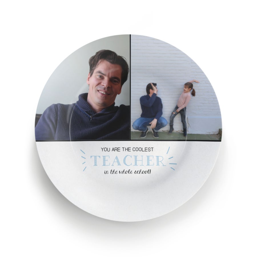 Hvit personlig tallerken til lærer, trykt med et bilde av en mann og jente, og teksten YOU ARE THE COOLEST TEACHER in the whole school.