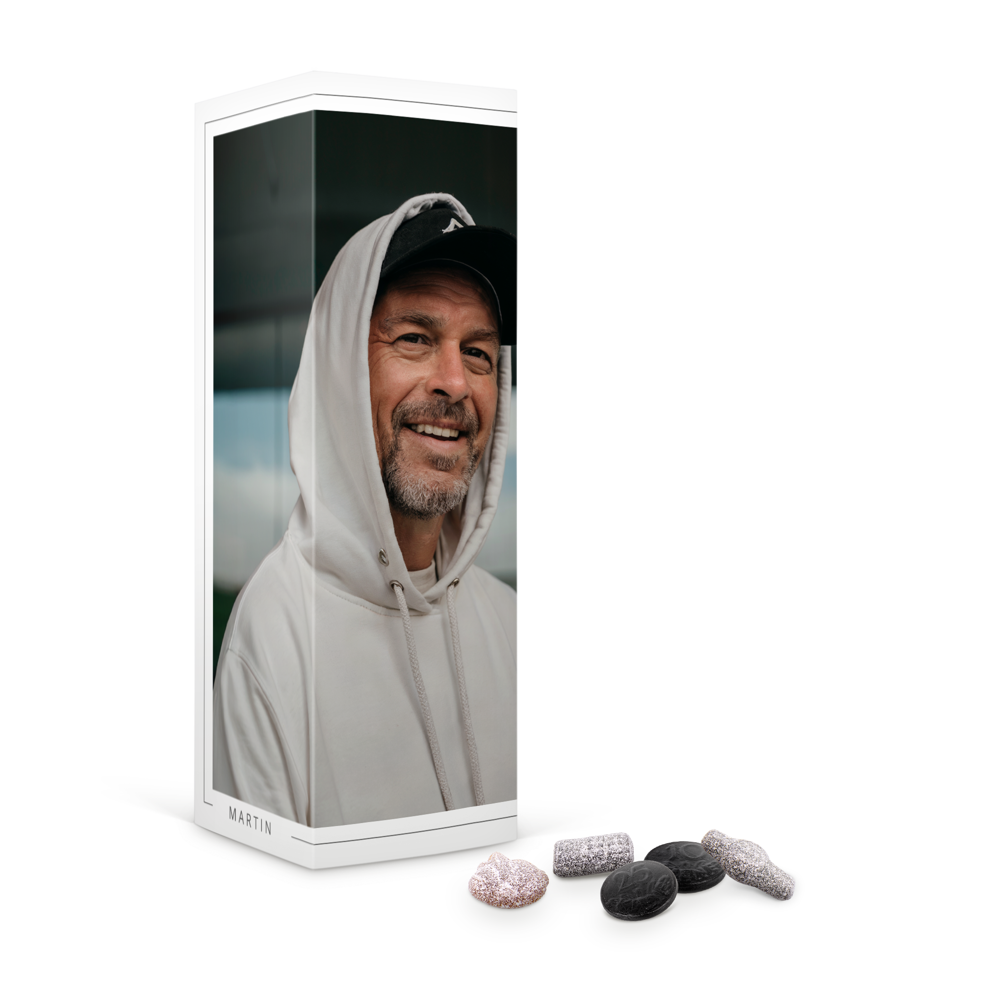 Caja regalo de regaliz personalizada con foto de hombre sonriendo y el nombre MARTIN impreso.