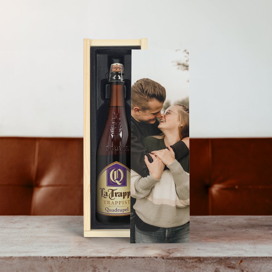 La Trappe Isid'or Comemore com uma cerveja La Trappe Trappist Quadrupel em uma caixa de madeira com foto personalizada de um casal
