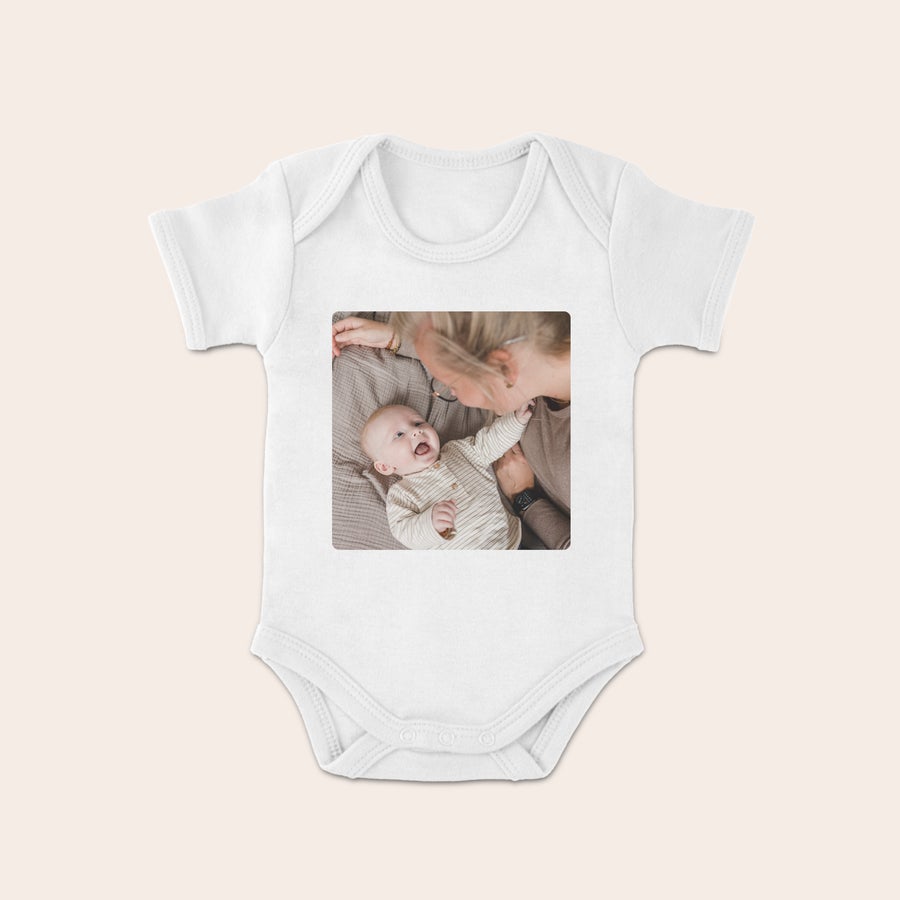 Macacão de Bebé Body branco personalizado com foto impressa de uma mãe e um bebé. Surpreenda os recém papás.