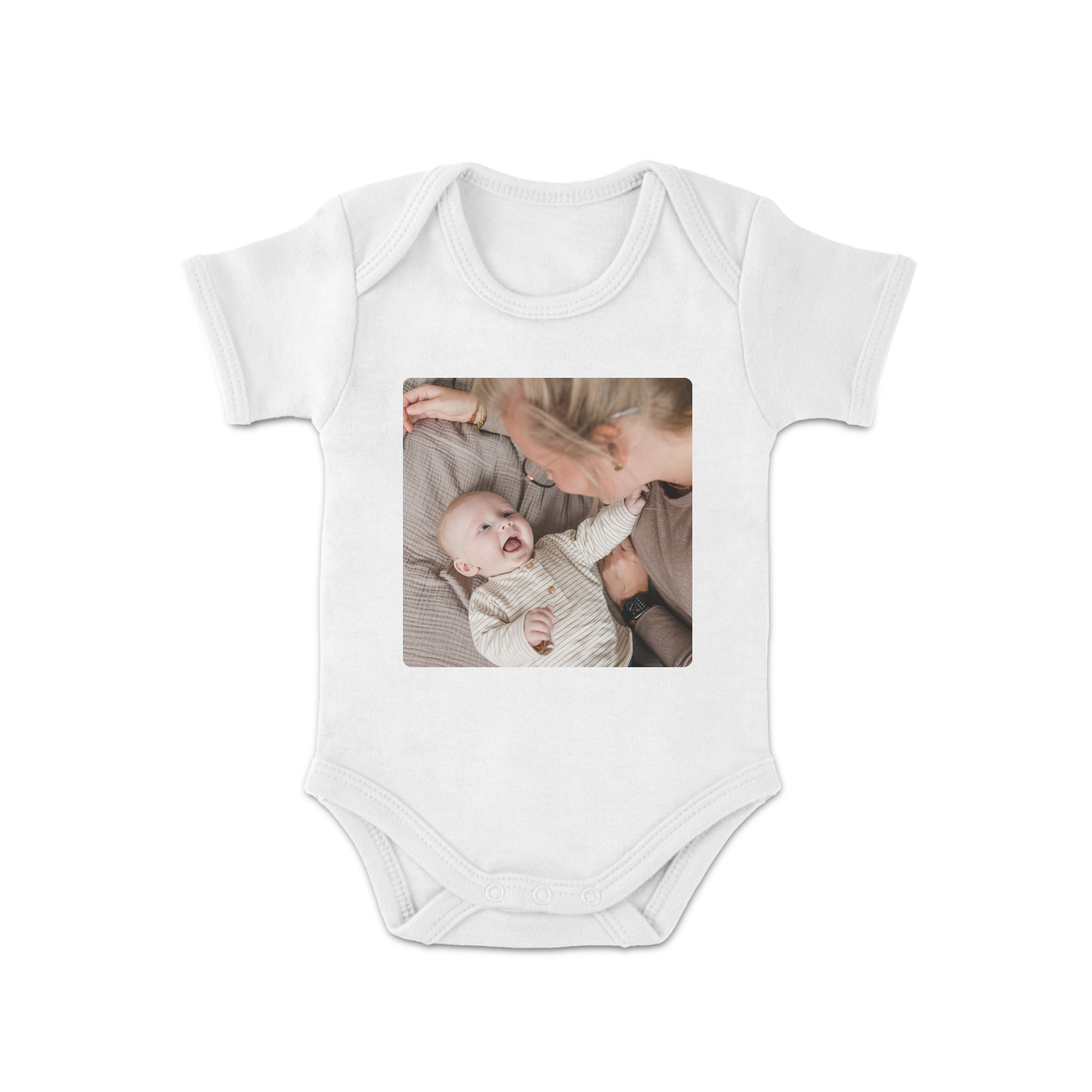 Wit rompertje bedrukt met een foto van een lachende baby en ouder.