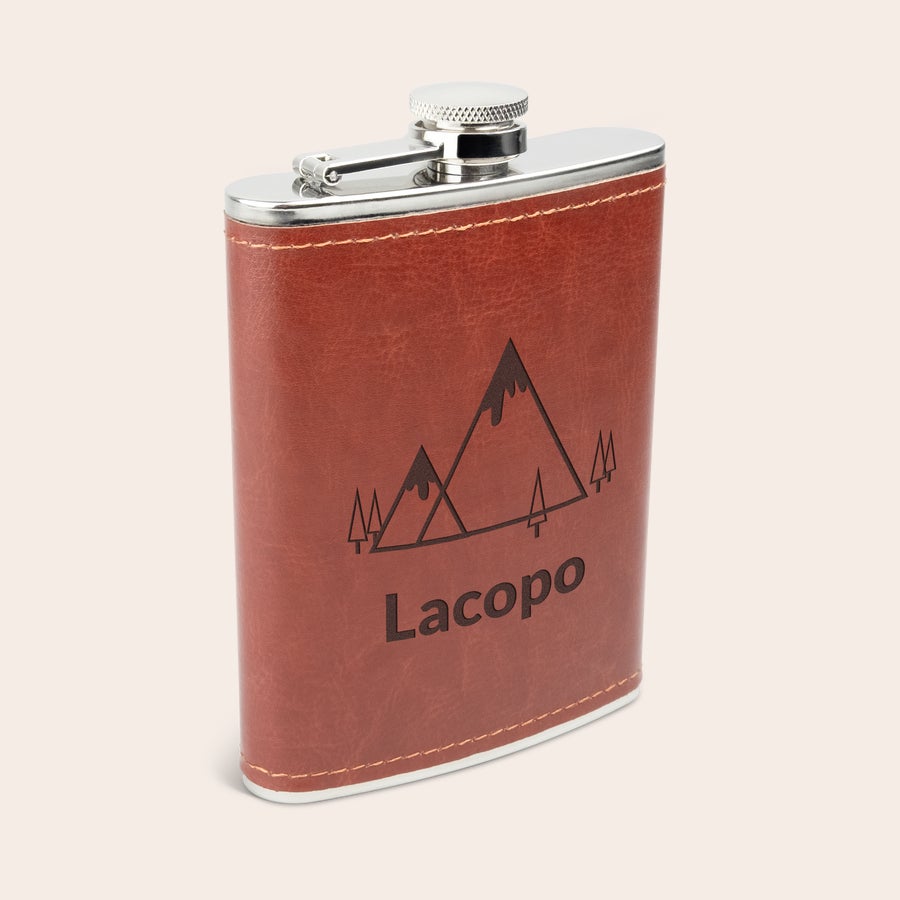 Fiaschetta con incisione Fiaschetta in pelle marrone con design montano e nome Lacopo, perfetta per goditi il tuo drink con questa lussuosa fiaschetta con inciso il tuo nome