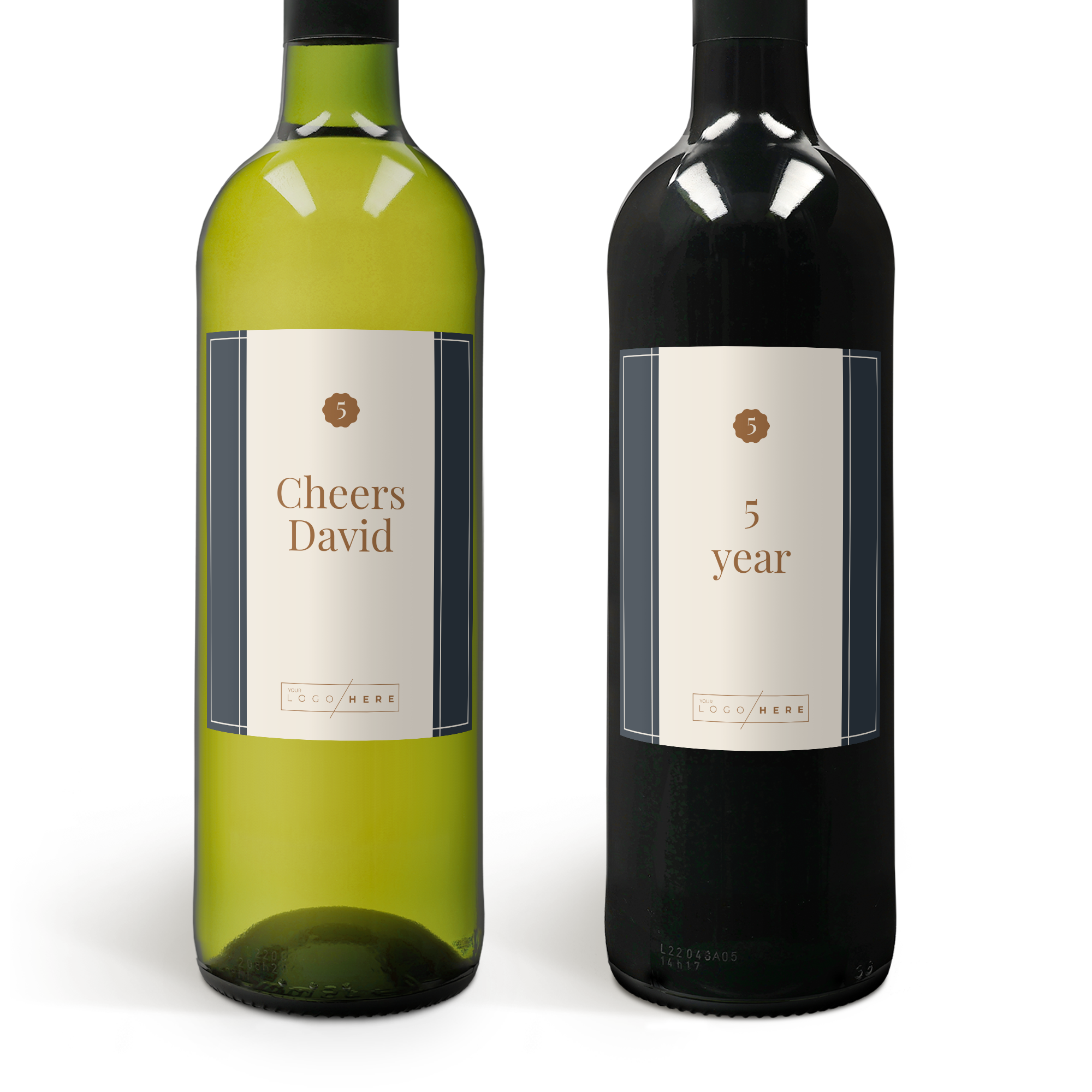 Duas garrafas Belvy vinho tinto e branco com etiquetas personalizadas. A garrafa branca tem a frase "Cheers David", enquanto a preta tem "5 year", ideal para quem você vai surpreender com Belvy vinho tinto e branco com etiquetas pessoais.