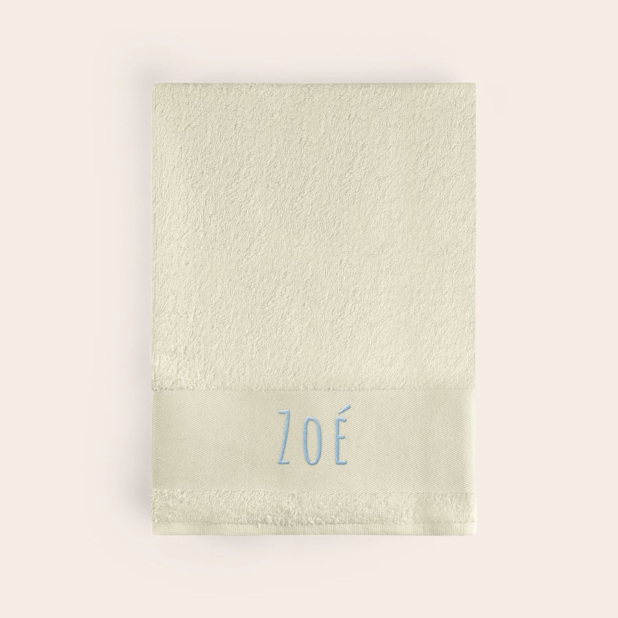 Serviette de bain brodée Serviette de bain personnalisée beige brodée du prénom Zoé en bleu
