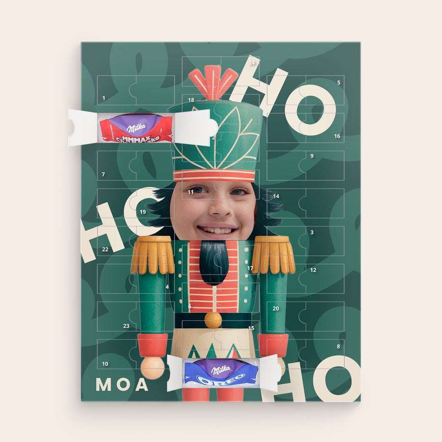 Milka Favourites Adventskalender med foto Personlig adventskalender med nötknäpparmotiv och barnansikte, fylld med Milka-choklad och texten Moa.