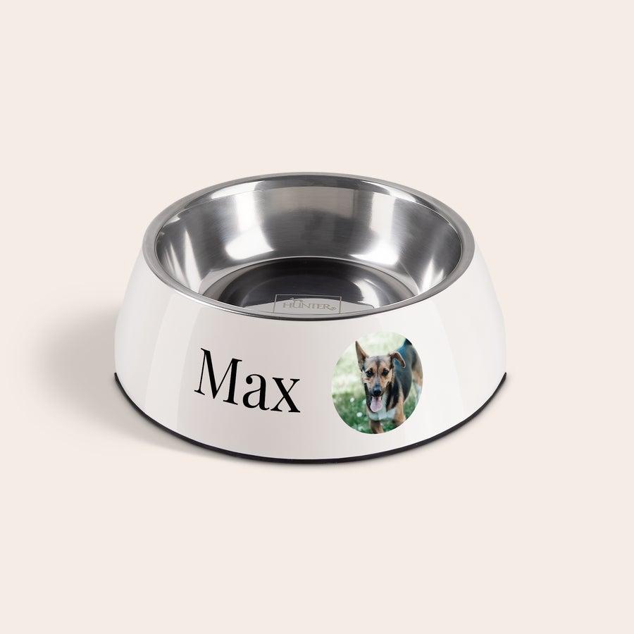 Hondenvoerbak met naam Witte hondenvoerbak met gepersonaliseerde opdruk van naam Max en foto van een hond, als unieke persoonlijke hondenvoerbak met naam