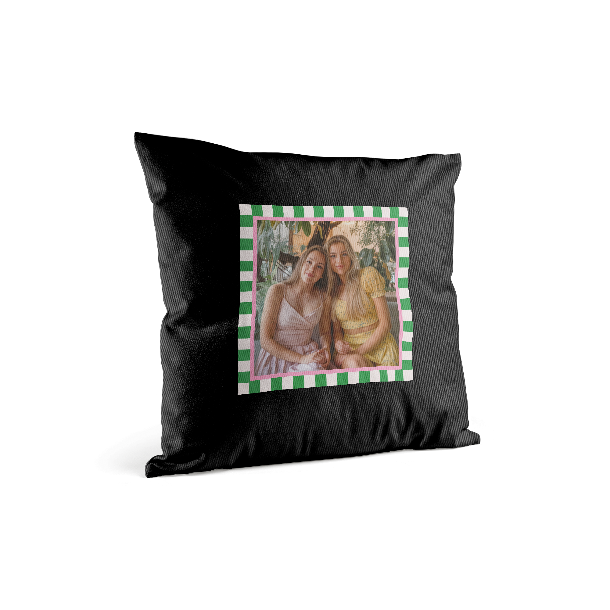 Schwarzes personalisiertes Kissen mit Foto von zwei Freundinnen, gerahmt mit grünen und rosa Streifen, um deine Liebsten zu überraschen.