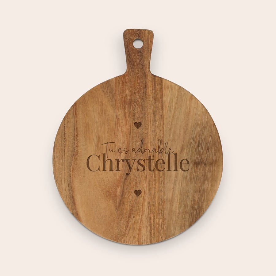 Planches à découper personnalisées Planche de service en bois gravée avec le prénom Chrystelle, idéale pour servir vos en-cas préférés.