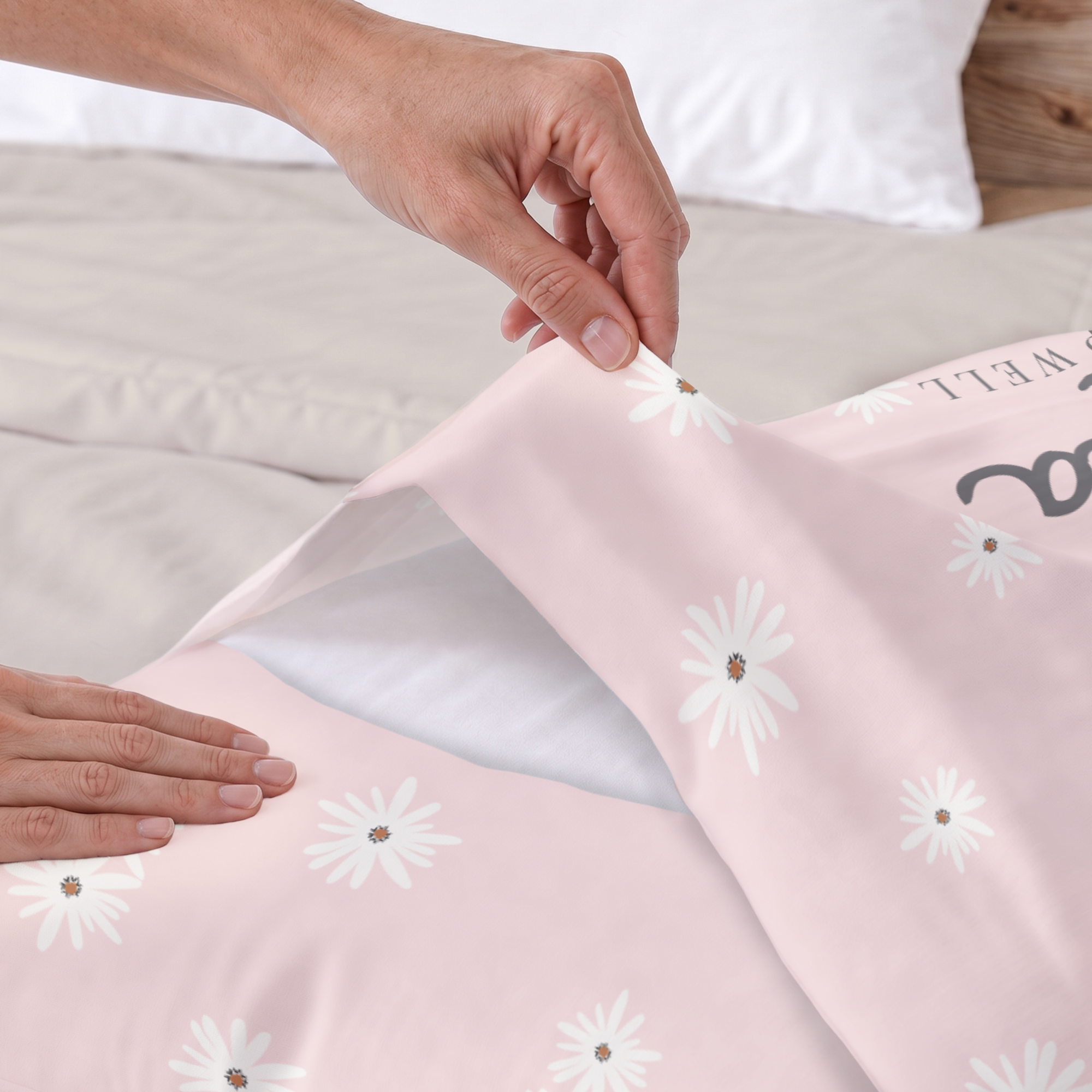 Personalised toddler duvet cover set - 120 x 150 cm - Pillowcase 40 x 60 cm - Fully printed with a custom name and daisy pattern
