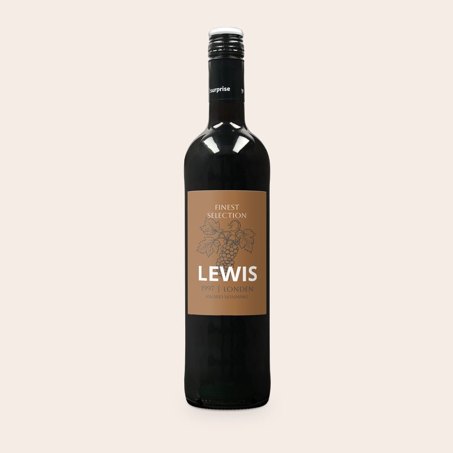 Maison de la Surprise Merlot egyedi bor Egy finom üveg Maison de la Surprise, Merlot bor személyre szabott, nyomtatott címkével, szőlő illusztrációval és Lewis névvel