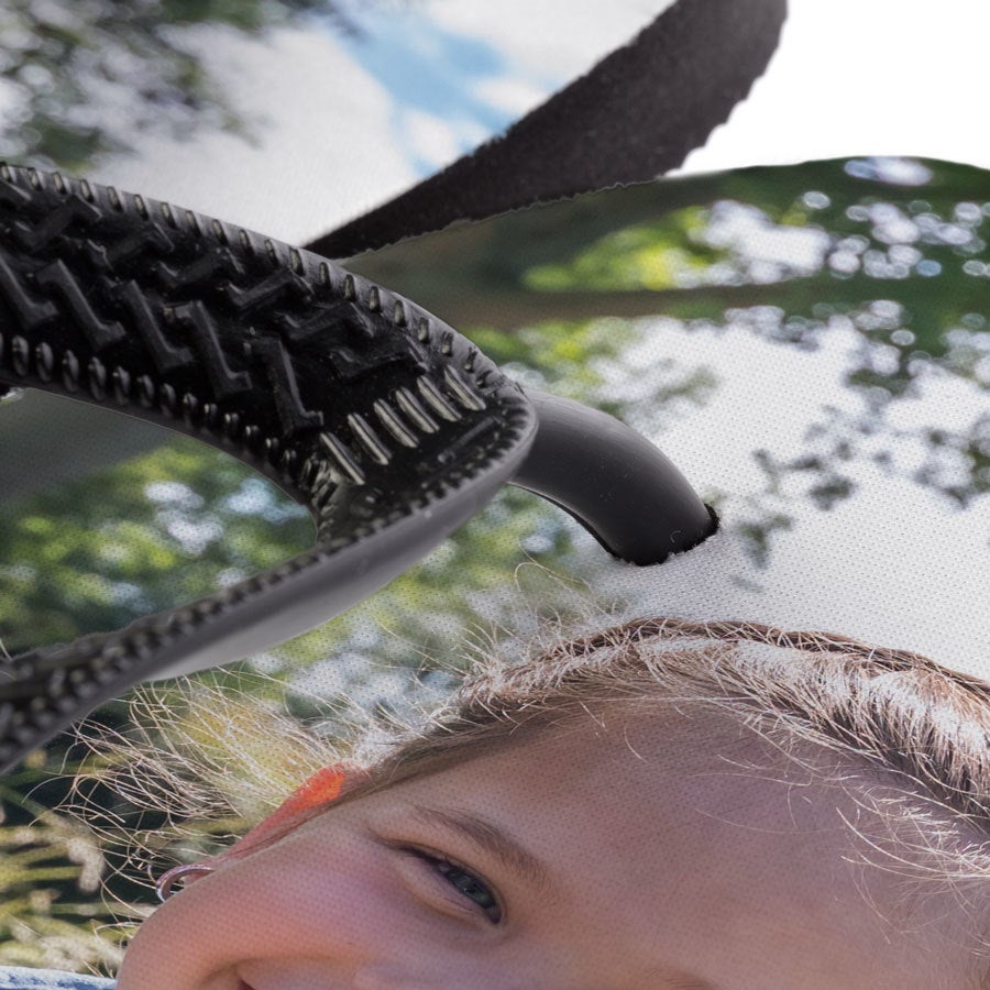 Individuelle Zehensandalen mit aufgedrucktem Foto eines lachenden Kindes, passend als persönliches Geschenk