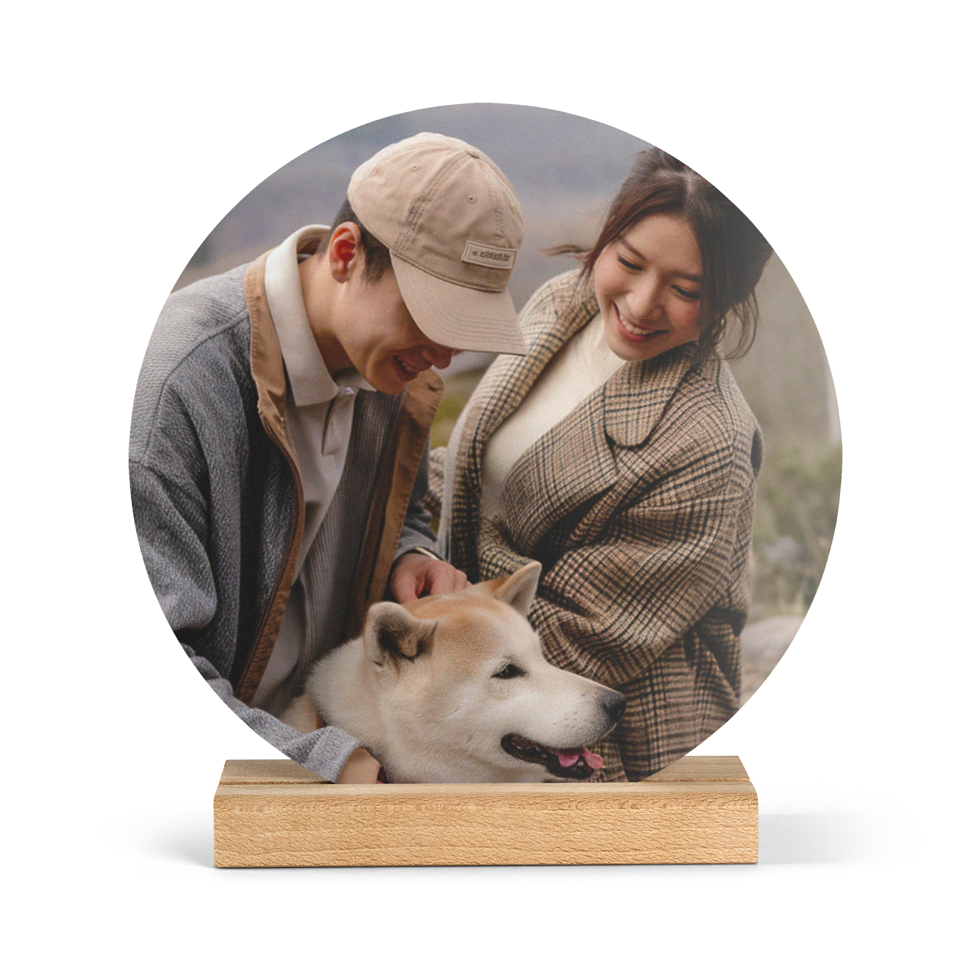 Ronde forex fototegel met een gepersonaliseerde foto van een stel dat een hond aait, staand in een houten standaard