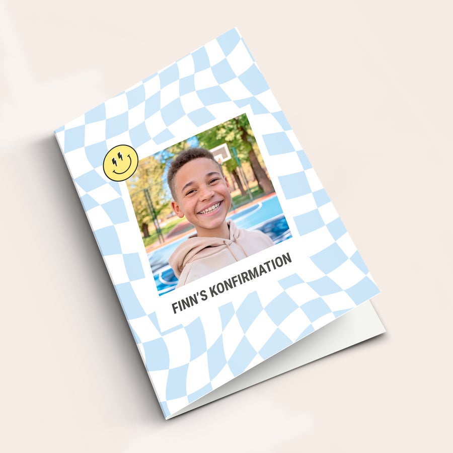 Personligt konfirmationskort – M – Lodret Personligt konfirmationskort med billede og teksten "FINN'S KONFIRMATION". Ønsk konfirmanden tillykke!