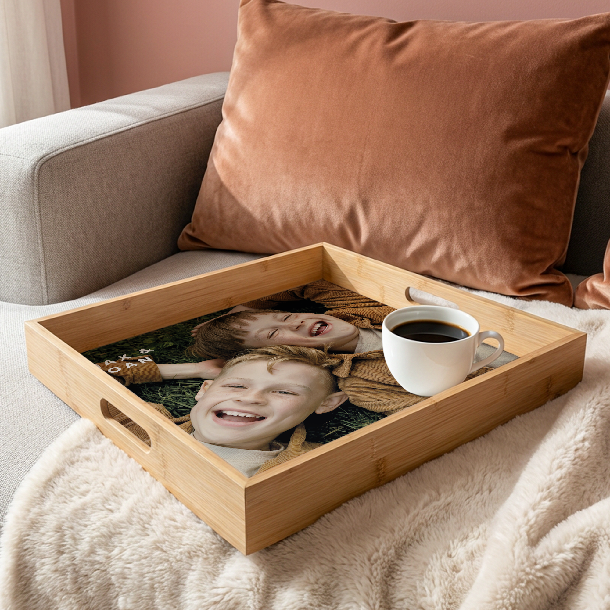 Personlig fotobrett - Firkantet - Tre - 40,5 x 40,5 cm med trykt bilde av to smilende barn og teksten Max & Oan, med en kaffekopp på brettet.