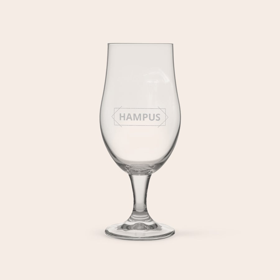 Graverat Pina Colada cocktailglas Personligt pina colada-glas, graverat med namnet Hampus i en geometrisk ram.