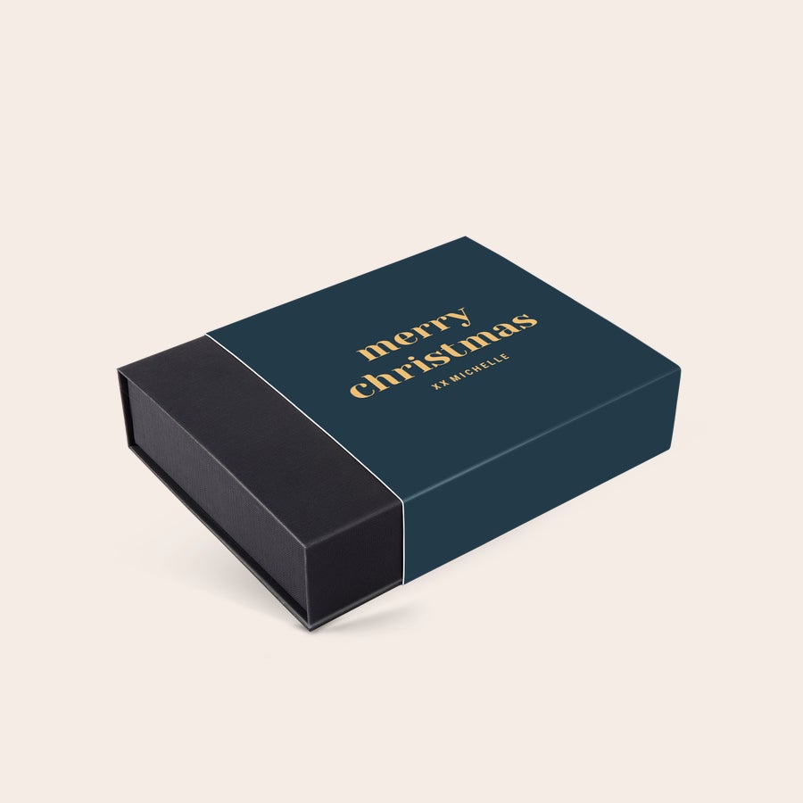Luksus chokolade gaveæske - Jul - 25 stk Mørkeblå gaveæske med personlige julechokolader. Guldfarvet tryk "merry christmas XX MICHELLE" på låget.