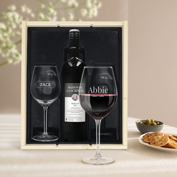 Coffret à vin avec 2 verres gravés - Maison de la Surprise Merlot