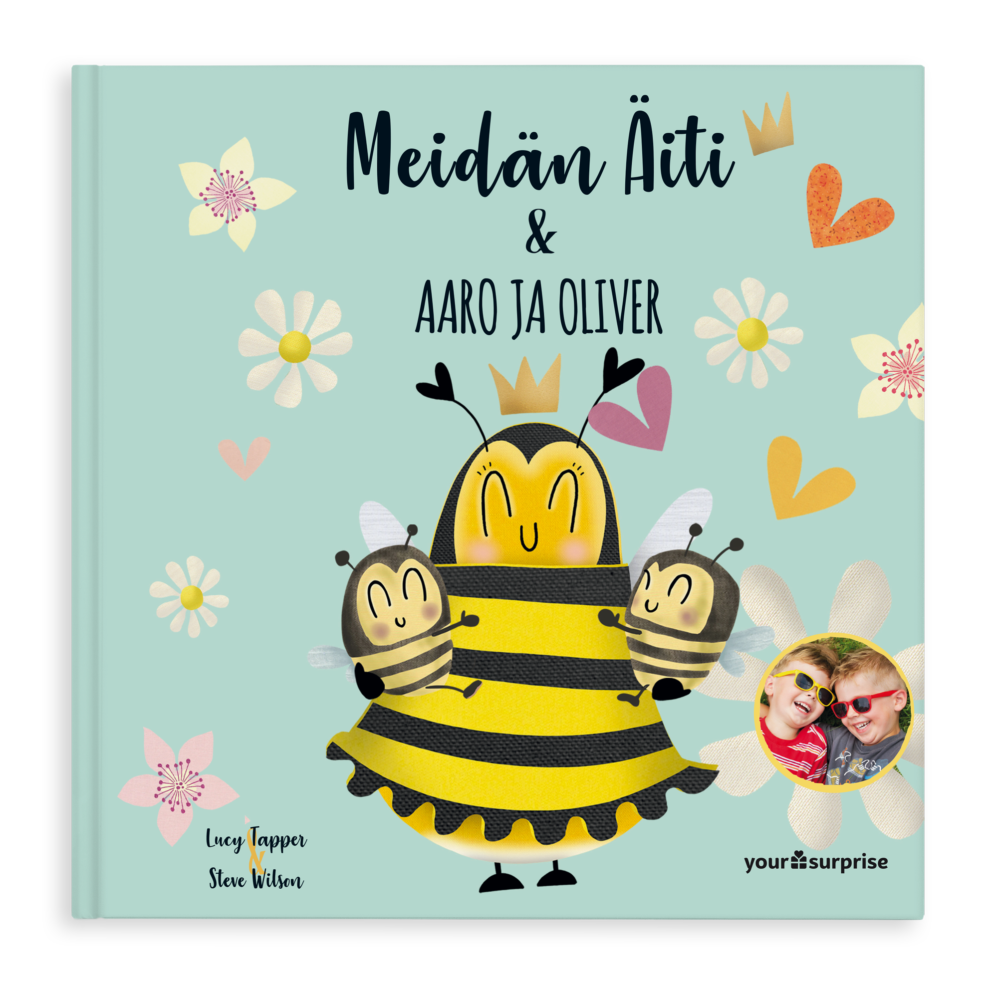 Tämä yksilöitävä kirja, jossa lukee "Meidän Äiti & Aaro ja Oliver" ja personoitu kuva.
