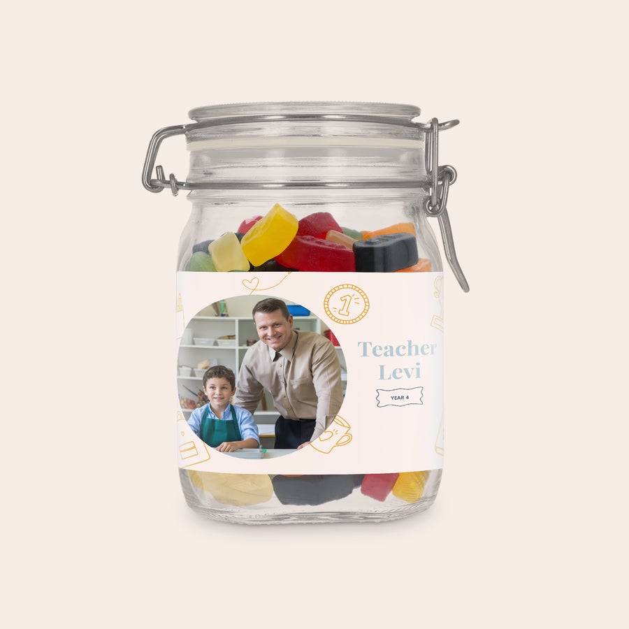 Borcan de dulciuri personalizat Borcan dulci personalizat cu gume de vin, imprimat cu poza unui bărbat și un copil, textul Teacher Levi și Year 4.